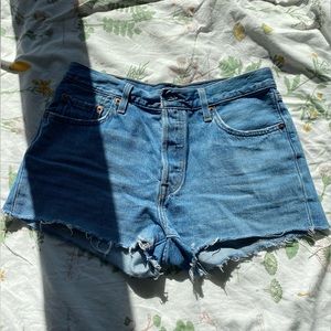 LEVI’S 501 Medium/Light Wash Jean Short